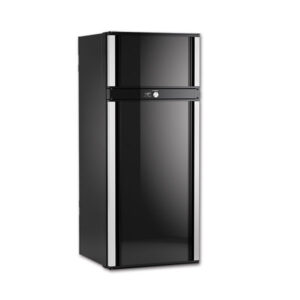 Frigo trivalente RMD 10.5T installato in un camper moderno con interni luminosi