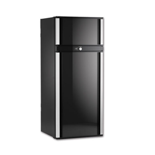 Frigo trivalente RMD 10.5T installato in un camper moderno con interni luminosi
