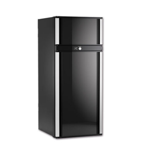 Vista frontale del Frigo trivalente RMD 10.5TX Dometic, con sportello aperto che mostra gli scomparti interni.