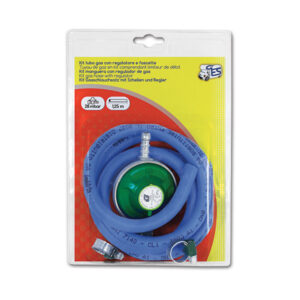 FRN2125_1 Immagine del Kit regolatore con tubo, illustra i componenti per l'impianto gas del camper. Dettaglio del regolatore di pressione gas e del tubo. Accessorio per la sicurezza del sistema gas in caravan e veicoli ricreazionali.