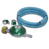 FRN2125_2 Visuale ravvicinata del Kit regolatore con tubo, mostrando la qualità dei materiali e i raccordi. Componente essenziale per la regolazione del flusso di gas in un camper, garantisce affidabilità e conformità alle normative.