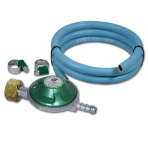 FRN2125_2 Visuale ravvicinata del Kit regolatore con tubo, mostrando la qualità dei materiali e i raccordi. Componente essenziale per la regolazione del flusso di gas in un camper, garantisce affidabilità e conformità alle normative.
