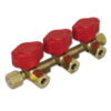 FRN2127_1 Dettaglio del rubinetto gas 3 vie Ø 8 mm con le sue tre uscite e le manopole di controllo, evidenziando la robustezza del design per camper.