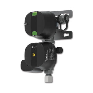 FRN2223_1 Dettaglio del regolatore di pressione Duocontrol CS • verticale installato nel vano bombole di un camper, con tubazioni di collegamento al sistema gas.