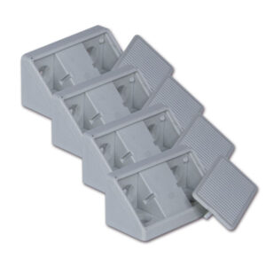 Dettaglio del Fissamobili grigio con quattro fori, ideale per caravan e veicoli ricreazionali.