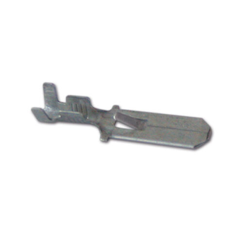 FSN3121_1 Dettaglio del faston maschio con dentino da 6,3 mm, ideale per connessioni elettriche robuste in camper.
