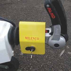 Antifurto leggero per giunto AKS 3004 installato su un giunto a sfera di una caravan, mostrando il meccanismo di bloccaggio.
