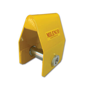 Antifurto pesante per giunto AKS 3004 installato su un giunto a sfera di un rimorchio, garantisce sicurezza.