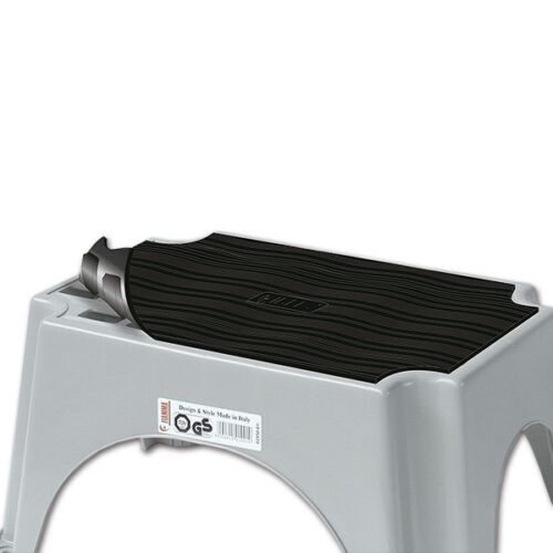 GRA904_1 Step-Mat • Black FIAMMA S.P.A. posizionato su un gradino portatile per camper, migliorando la sicurezza e l'aderenza.