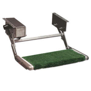 GRA906_3 Tappetino verde KEEP CAMP su gradino fisso, con camper sullo sfondo in ambiente naturale