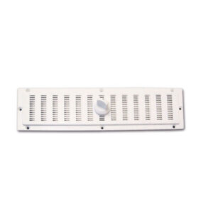 Dettaglio dell'aeratore con otturatore 70 x 250 mm installato su una parete di camper.