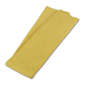 Dettaglio della texture del panno scamosciato, evidenziando la sua capacità assorbente per la pulizia del veicolo.
