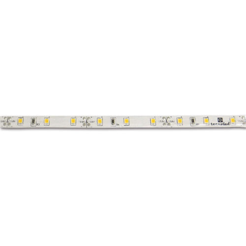 Striscia 300 LED bianco neutro da 5 metri installata sotto la tenda parasole di un camper, illuminando l'area esterna