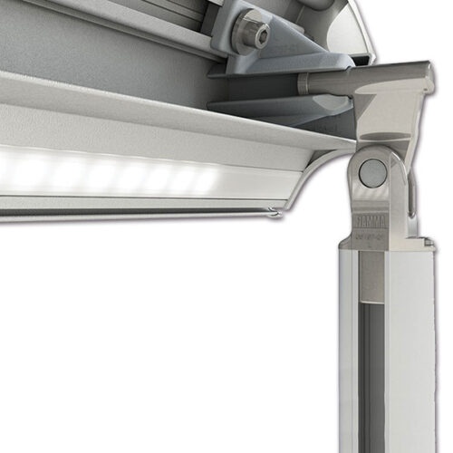Kit di strisce LED tendalini alta luminosità FIAMMA S.P.A. installato su un camper al tramonto, illuminando l'area esterna