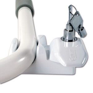 Dettaglio del maniglione d'ingresso pieghevole Kit Security Lock FIAMMA che blocca la porta.