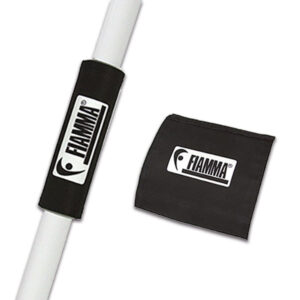 Dettaglio del Kit Security Grip FIAMMA S.P.A. installato su porta camper, enfatizzando la maniglia ergonomica e la robustezza del fissaggio.