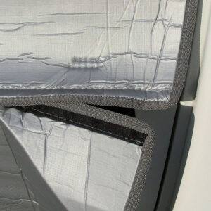 OTCSP00_3 Interno cabina Sprinter con oscurante isolante che copre il parabrezza e i finestrini laterali