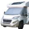 OTEDU06_1 Oscurante isotermico esterno Ducato 2006 installato su un camper, mostrando la copertura completa del parabrezza e dei finestrini laterali.