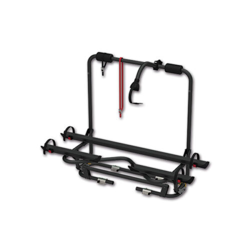 Portabici Carry-Bike Caravan XL A Pro Black di FIAMMA S.P.A. installato sul timone di un caravan, mostrando due biciclette.