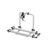 Dettaglio del sistema di fissaggio FIAMMA Garage Plus all'interno del vano camper, con biciclette ancorate.