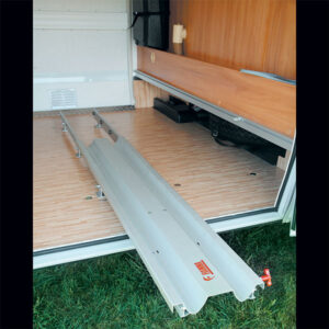 Vista frontale del Garage Slide Pro Bike installato, con le biciclette posizionate e pronte per il trasporto sicuro.