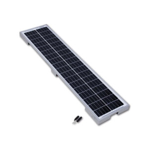 Pannello fotovoltaico modulare da 25 W installato sul tetto di un camper, in un paesaggio soleggiato.
