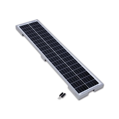 Pannello fotovoltaico modulare da 25 W installato sul tetto di un camper, in un paesaggio soleggiato.