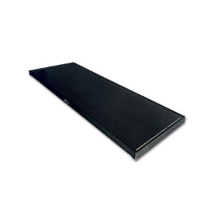 Pannello solare ExtraSUN BLACK SLIM 150W installato su tetto camper per massima autonomia.