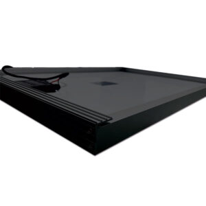 Pannello solare ExtraSUN BLACK SLIM 150W in prospettiva, evidenziando il design compatto.