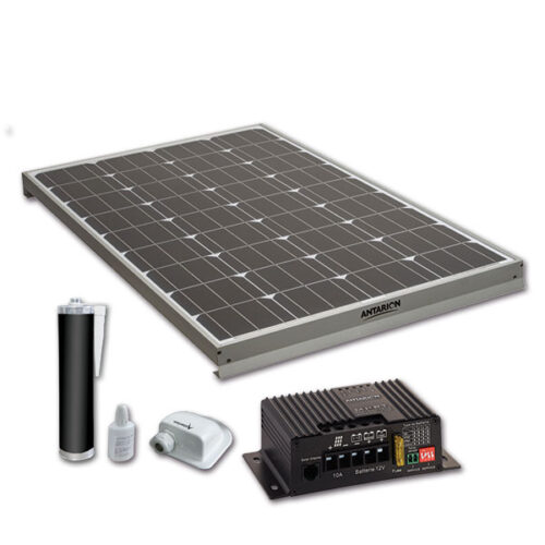 Pannello solare monocristallino 160W installato sul tetto di un camper, con regolatore MPPT visibile.