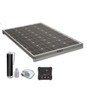 Kit pannello monocristallino 160W con regolatore per 2 batterie installato su tetto di camper per massima efficienza.