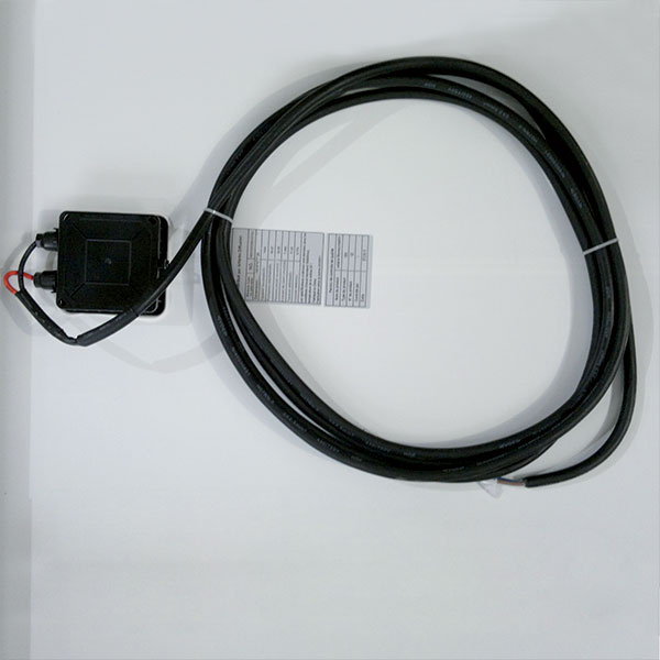 Dettaglio del regolatore di carica Victron MPPT collegato al Pannello Black Booster, con indicatori di stato della batteria.