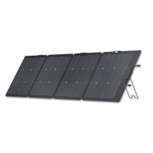 Pannello fotovoltaico 220 W installato su tetto di camper, vista dall'alto.