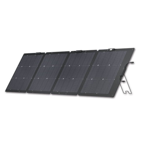 Pannello fotovoltaico 220 W installato su tetto di camper, vista dall'alto.