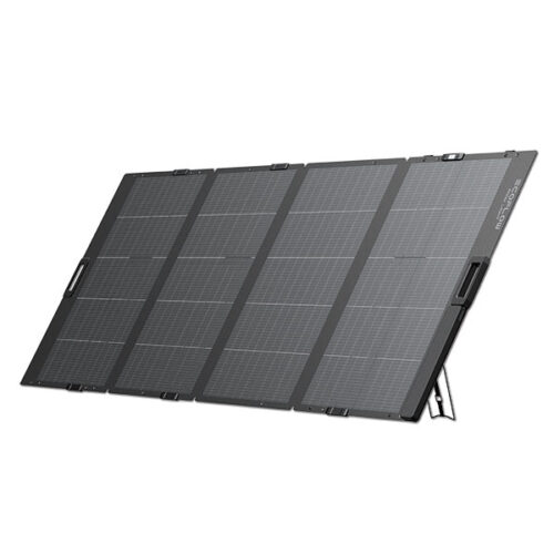 Pannello fotovoltaico 400 W installato su tetto di camper per massima autonomia energetica