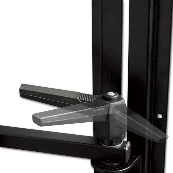 PORTV17_4-1 Supporto porta TV LCD verticale installato su parete interna di un veicolo ricreazionale, in posizione chiusa
