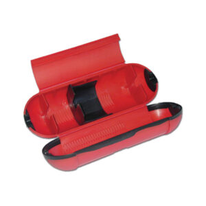 PRB205_1-1 Dettaglio della copertura di sicurezza per giunzioni e connessioni CEE Schuko chiusa, con cavi elettrici.