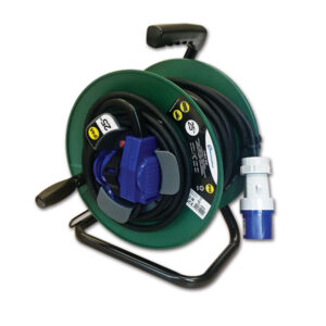 PRB2503_1-1 Prolunga in neoprene con mulinello da 25 metri avvolta, pronta all'uso per camper e caravan, con connettori visibili.