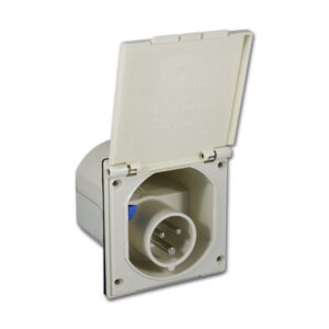Spina fissa ad incasso 230 V bianco crema installata su camper, dettaglio della connessione elettrica.