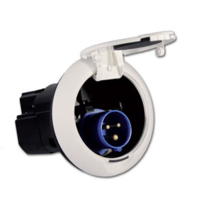 PRE251V_1-1 Dettaglio del Blocco spina CEE ORUS 220 V salvavita, con focus sulla robustezza della custodia esterna e sui connettori per camper e caravan.