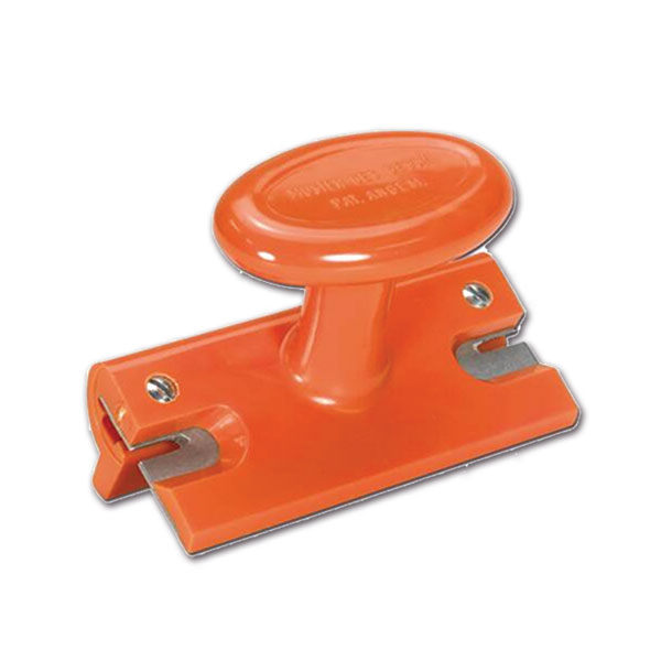 Pialla per bordi Covermatic in azione, rifinitura precisa di un pannello di compensato per camper.