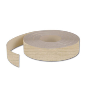 PRF4516R_1 Matassa Bordo melamina Rovere 150m x 25mm applicata su un pannello di legno, mostrando la finitura dettagliata e la protezione del bordo.