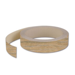 Bordo melamina Rovere Trasversale 25 mm su un mobile da camper in fase di rifinitura, mostrando la venatura del rovere.