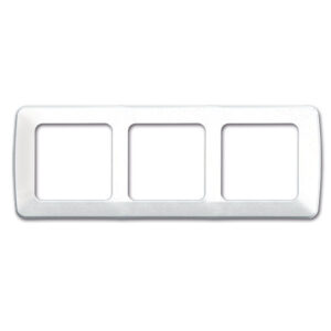 PRS696_1-1 Cornice tripla GalaXL bianca per l'integrazione di moduli elettrici in camper e caravan, vista frontale.