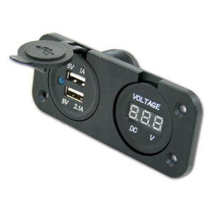 PRS901_1-1 Supporto con 2 USB e voltimetro 5 V installato su pannello di controllo camper, mostra display voltmetro e porte USB attive.