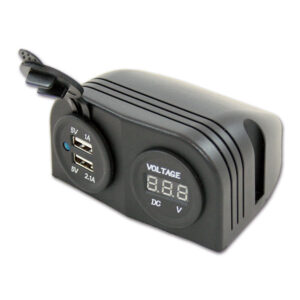Supporto 2 USB e voltimetro 5 V installato nel cruscotto di un camper