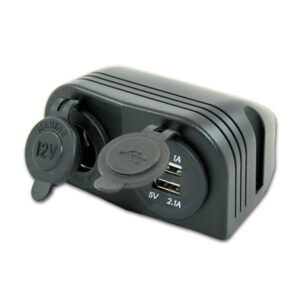 Dettaglio del Supporto 2 USB con presa 12 V installato su un pannello di controllo di un camper, mostrando le due porte USB e l'ingresso per la presa.
