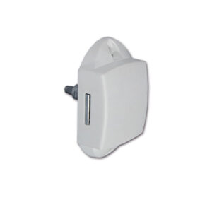 Dettaglio del meccanismo di bloccaggio del Push-Lock unilaterale bianco installato su un pannello di mobile per camper, con il pulsante in posizione di chiusura.
