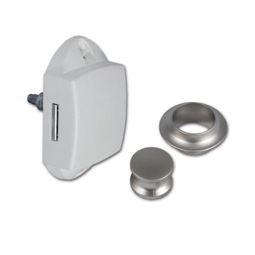 Primo piano del Kit Push-Lock bianco con pulsante e rosetta satinati, mostrando il meccanismo di chiusura.