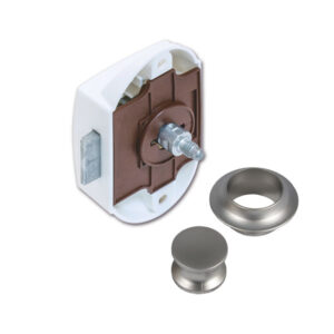 Kit Push-Lock bianco installato su un'anta di un mobile da camper, evidenziando l'integrazione estetica e funzionale.